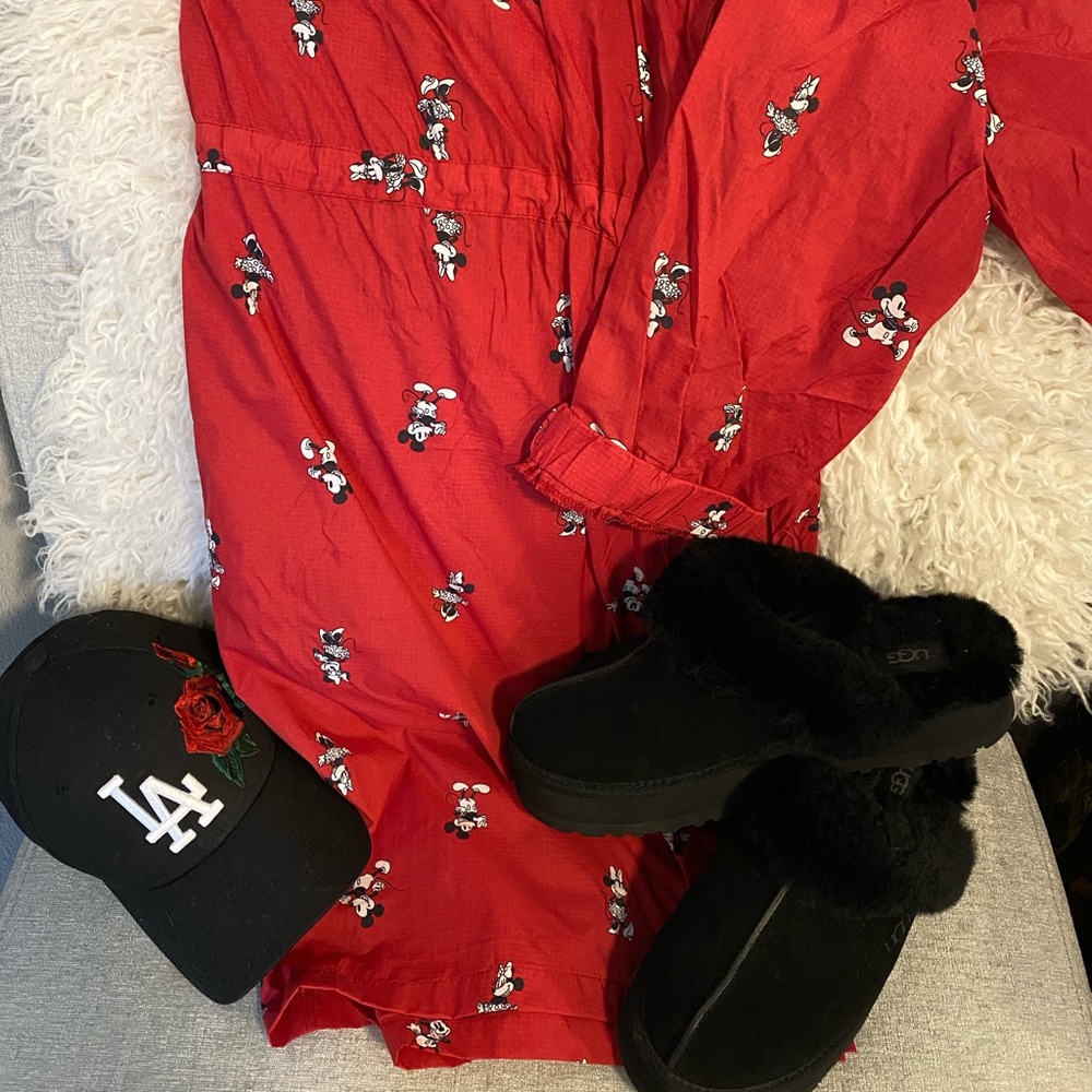 Adorable Mickey and Minnie Mouse rain jacket 🧥